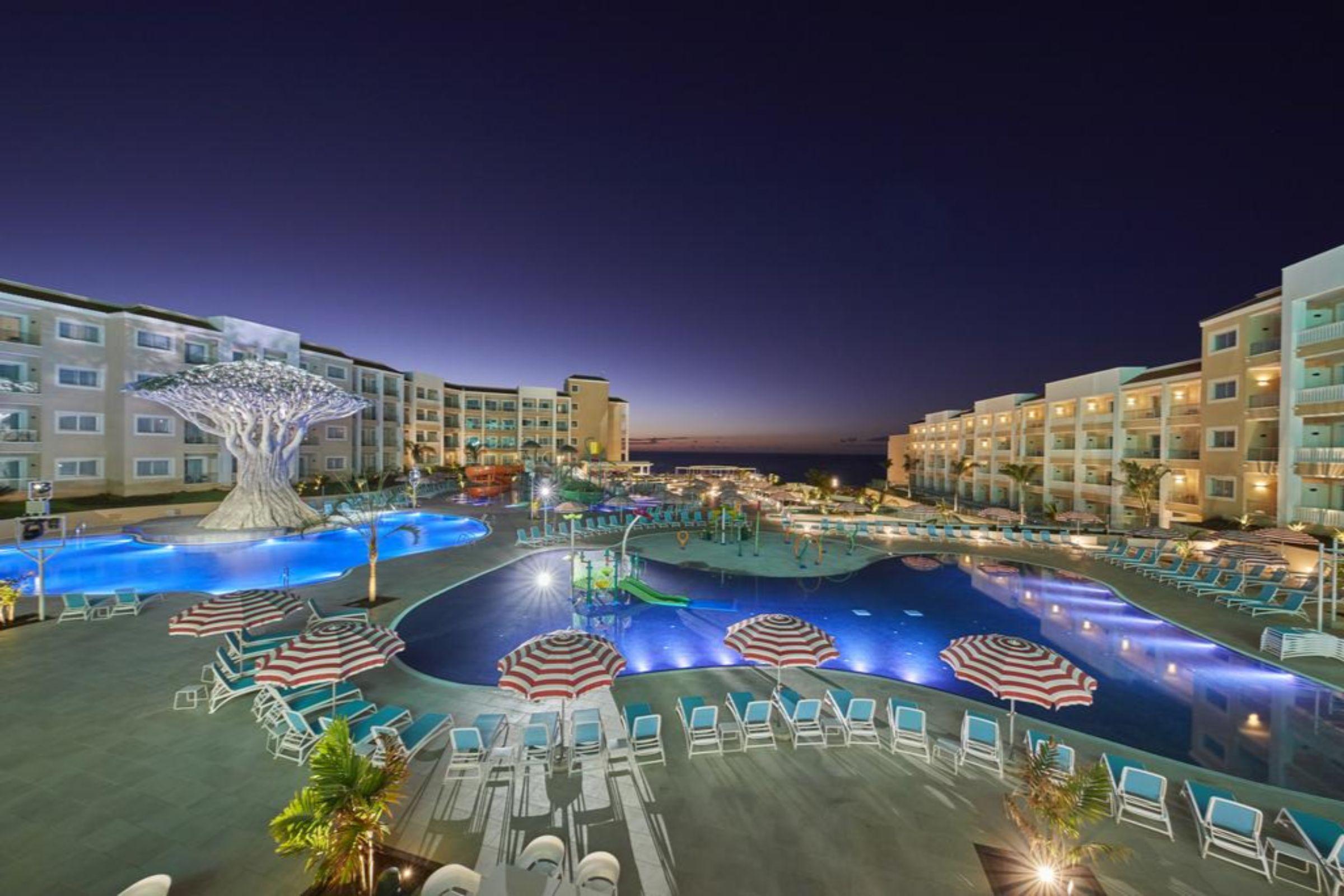 Bahia Principe Fantasia Tenerife San Miguel de Abona Exterior foto The pool at the Iberostar Grand Hotel at Playa Paraíso