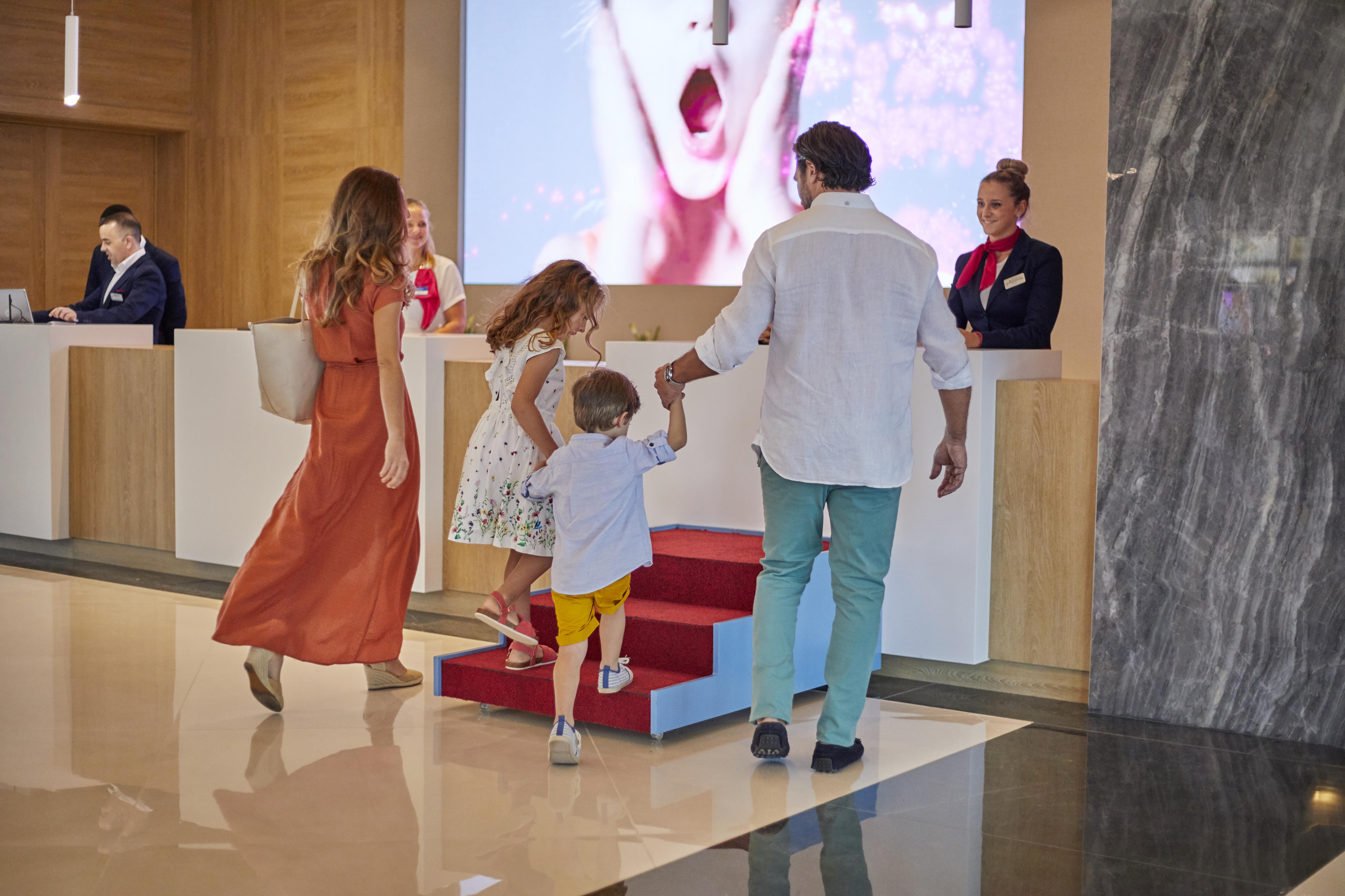 Bahia Principe Fantasia Tenerife San Miguel de Abona Exterior foto Crown Prince Frederik, Crown Princess Mary, Prince Christian and Princess Isabella at the opening of the hotel.